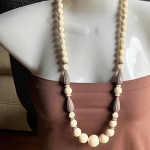 VINTAGE (1989) AVON IVORYESQUE PATTERNS NECKLACE
